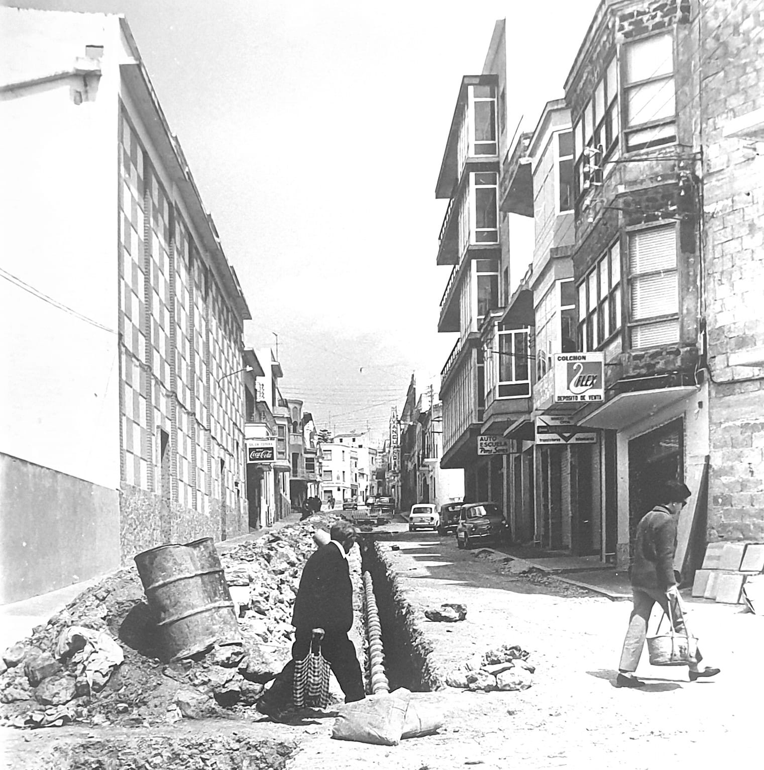 Michel Pons Mercadal cruzando la calle del Ramal, con el Cine España de fondo.